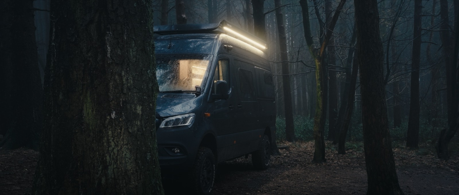 Crozier camper met luifel in een bos in Lancashire